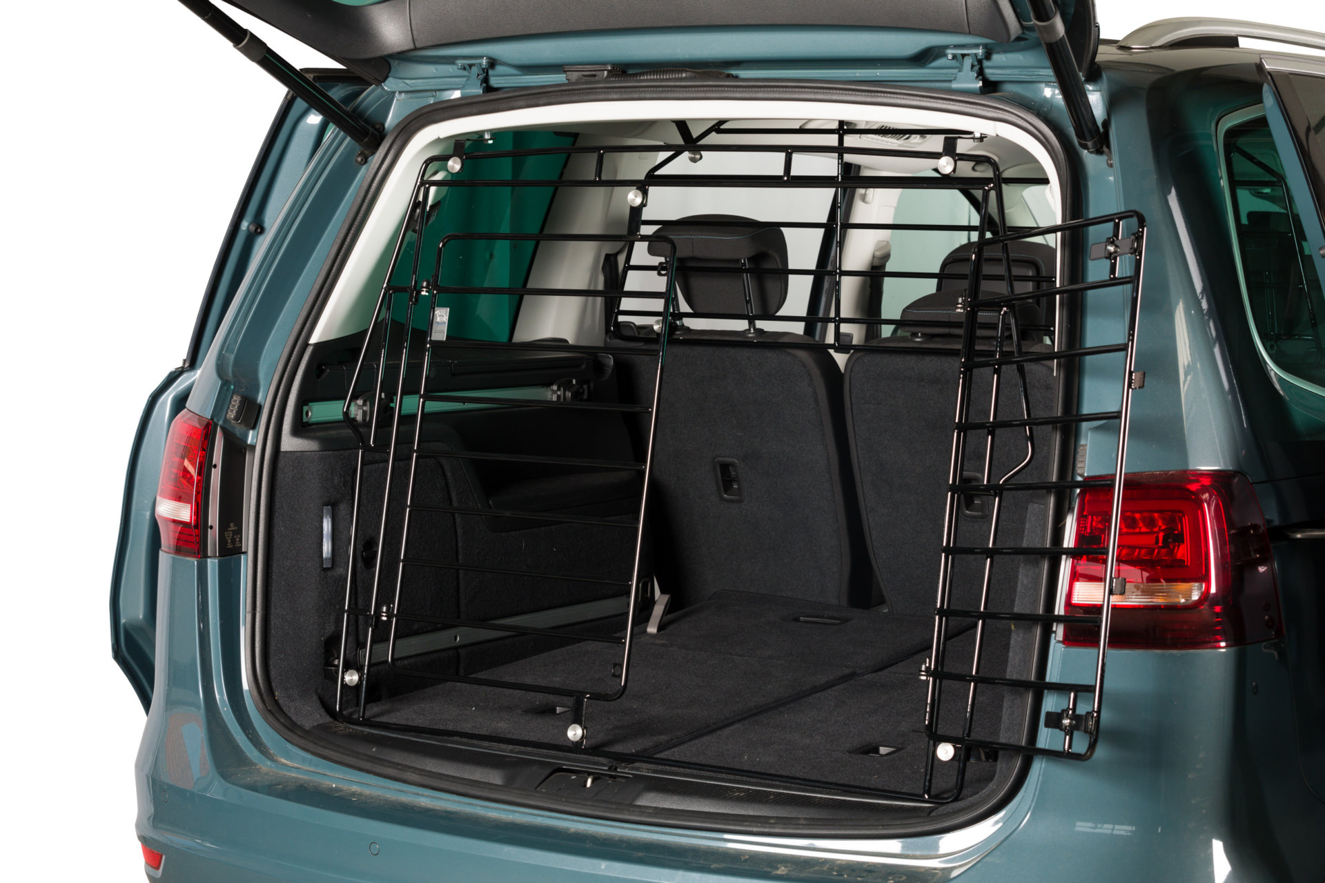 Van mit einem Hundegitter im Kofferraum