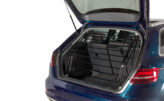 Audi Auto mit Hundeschutzgitter im Kofferraum