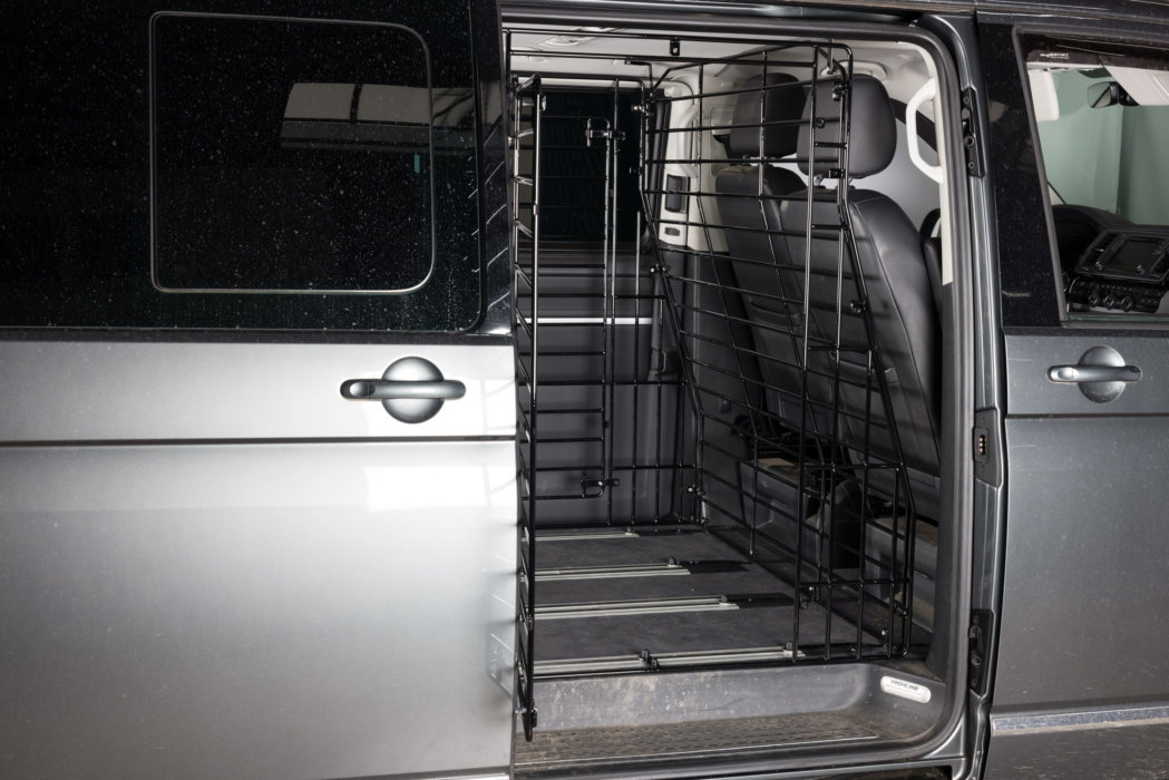 Volkswagen Transporter mit einem Hundeschutzgitter im Fahrgastraum