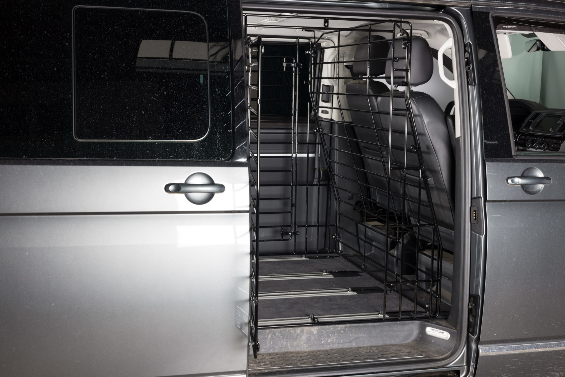 Volkswagen Transporter mit einem Hundeschutzgitter im Fahrgastraum