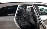 Kombi mit einem Hundeschutzgitter im Innenraum