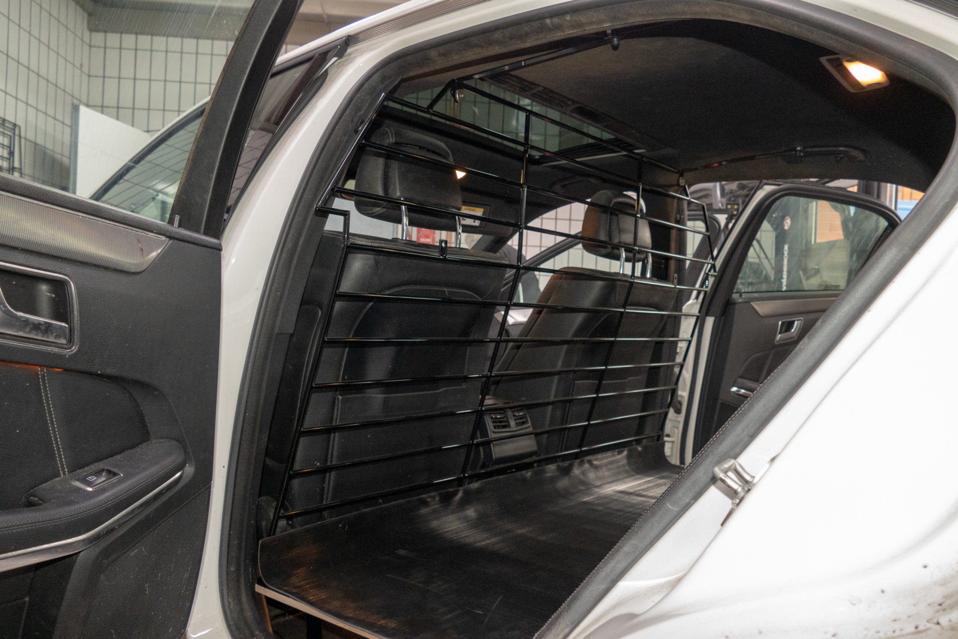 Hundegitter Zwischenboden mit Gummiauflage als Bodenausgleich / Zwischengitter angepasst an die Vordersitze für Mercedes - E-Klasse (212) Limousine von 2009 - 2015