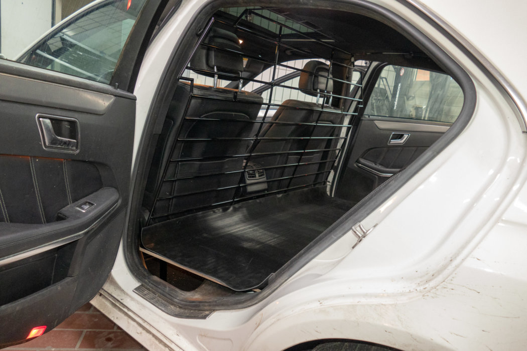 Hundegitter Zwischenboden mit Gummiauflage als Bodenausgleich / Zwischengitter angepasst an die Vordersitze für Mercedes - E-Klasse (212) Limousine von 2009 - 2015