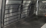 Hundegitter Zwischenboden mit Gummiauflage als Bodenausgleich / Zwischengitter angepasst an die Vordersitze für Mercedes - E-Klasse (212) Limousine von 2009 - 2015