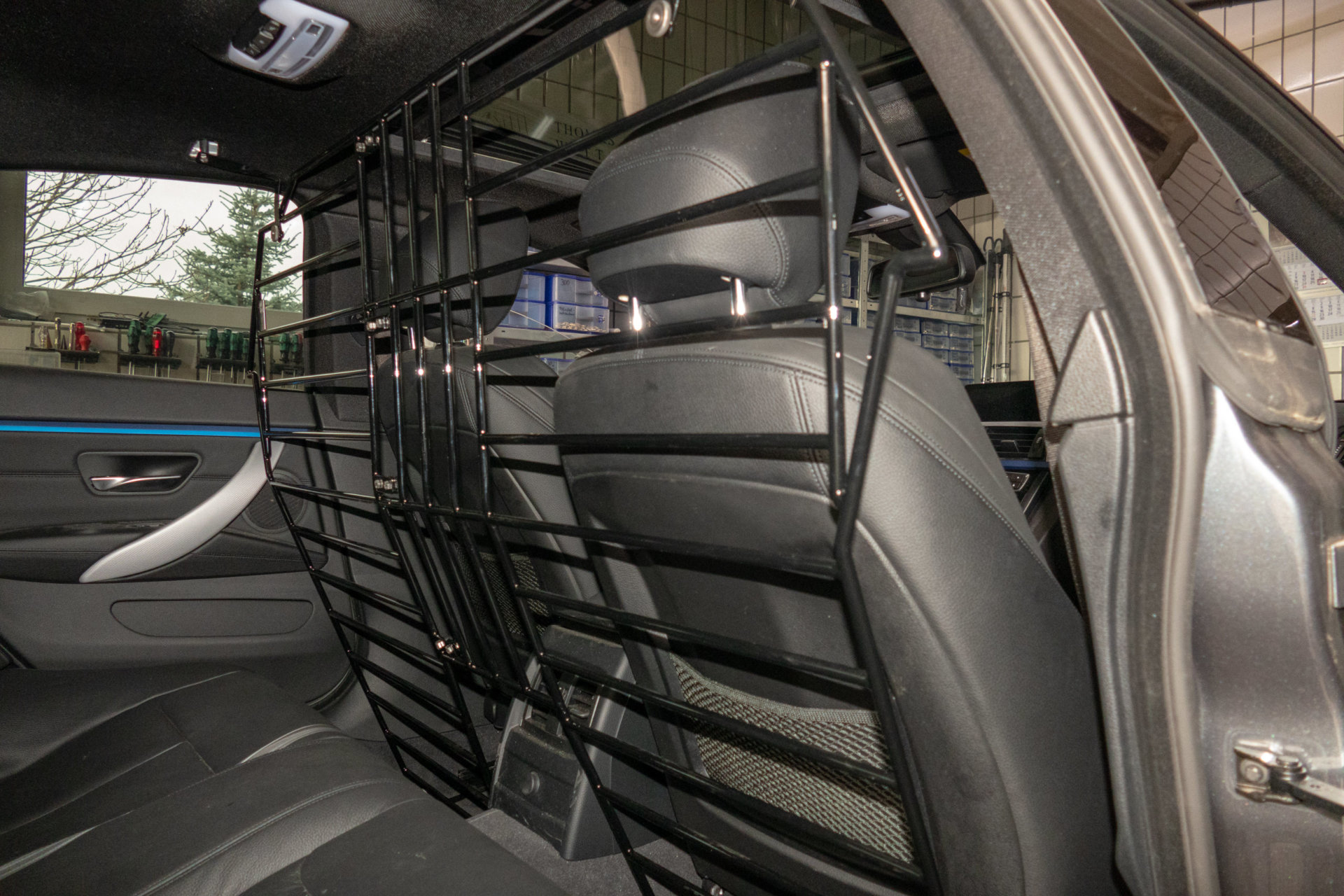 Limousine mit einem Hundeschutzgitter im Innenraum