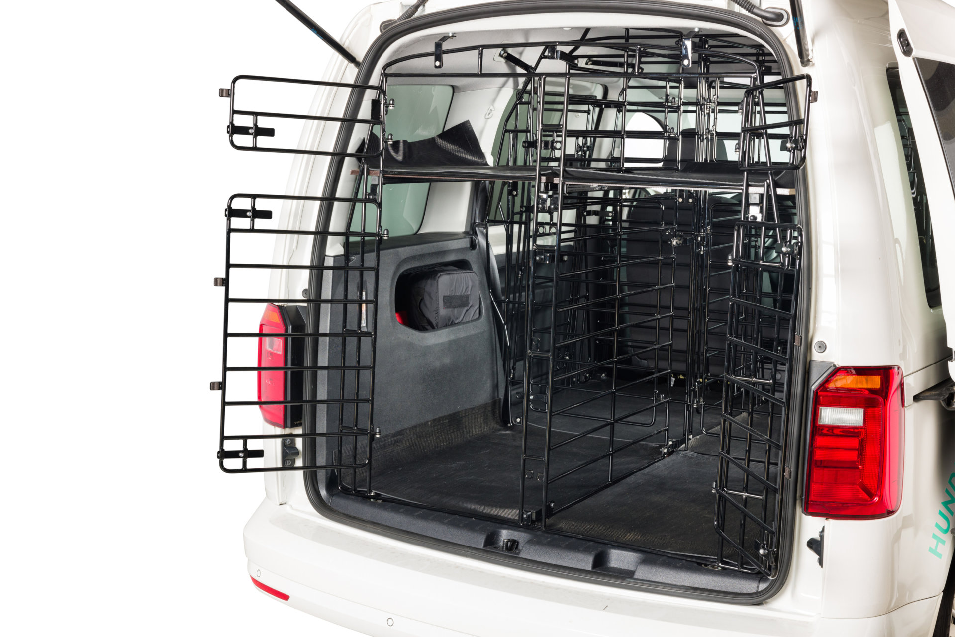 Transporter mit einem Hundeschutzgitter im kompletten Innenraum